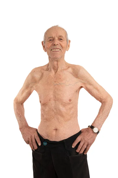 Glücklich lächelnder alter Mann, nackter Senior hält seine Hände auf seiner Taille und blickt isoliert in die Kamera vor weißem Hintergrund — Stockfoto