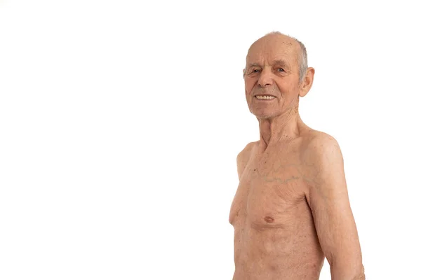 Retrato de cintura hacia arriba de un atractivo anciano sin camisa que sonríe y mira a la cámara aislada sobre fondo blanco — Foto de Stock