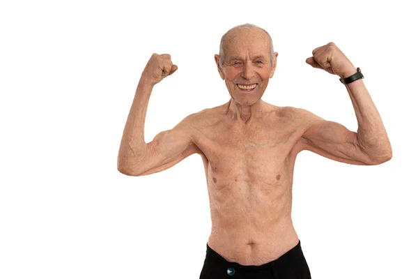 Retrato de meia distância do velho sem camisa feliz, sênior mostrando seu bíceps e olhando para a câmera isolada sobre o fundo branco — Fotografia de Stock