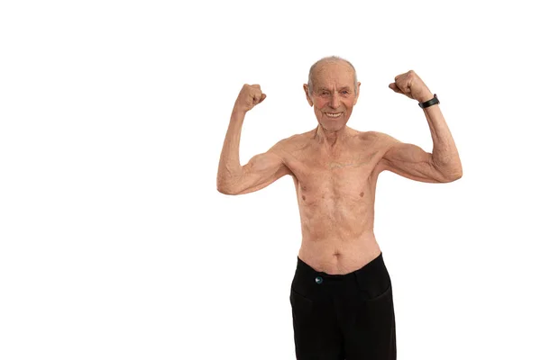 Retrato de meia distância do velho sem camisa feliz, sênior mostrando seu bíceps e olhando para a câmera isolada sobre o fundo branco — Fotografia de Stock