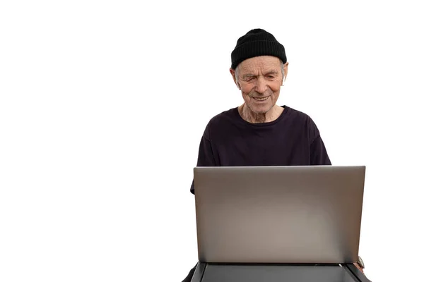 Close-up portret senior, oudere, volwassen, man met zwarte hoed en t-shirt proberen om erachter te komen hoe laptop internet geïsoleerde witte achtergrond te gebruiken. Menselijke emotie, gezichtsuitdrukking. Leeftijdsgerelateerde veranderingen — Stockfoto