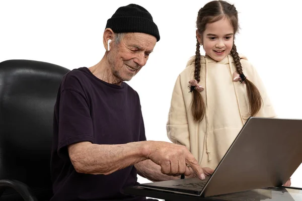 Feliz sorrindo jovem ensinando e mostrando nova tecnologia de computador para seu avô, isolado sobre fundo branco — Fotografia de Stock