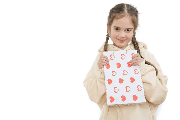 Vacker glad ung flicka med färgade shoppingväska i händerna över vit bakgrund, copyspace för din text — Stockfoto