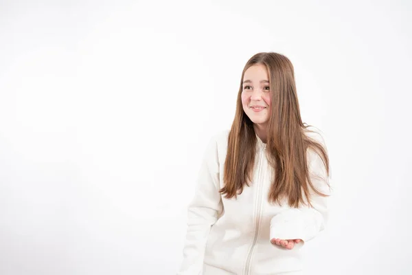 Embarrassé readhead fille en sweat à capuche blanc regardant le côté gauche isolé sur fond blanc — Photo