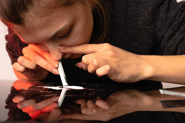 El primer plano de la joven inhala cocaína con dólares de la mesa negra — Foto de Stock