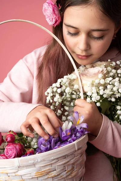 Skönhet våren porträtt av attraktiv brunett hona med bukett och korg med vårblommor — Stockfoto