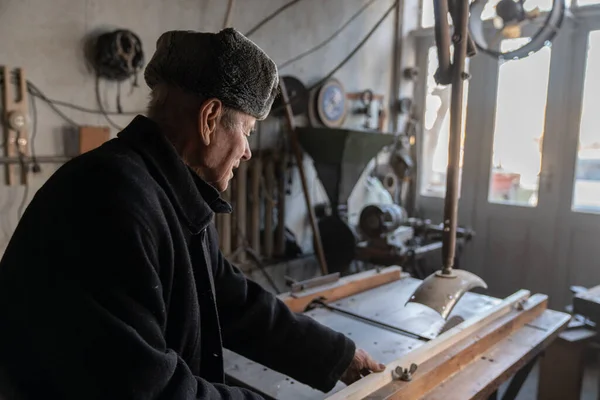 Primer plano del viejo maestro carpintero trabajando en su carpintería o taller —  Fotos de Stock