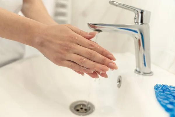 Lavarsi le mani, primo piano vista delle mani ragazza, femminile lavarsi le mani con schiuma di sapone e acqua a casa — Foto Stock