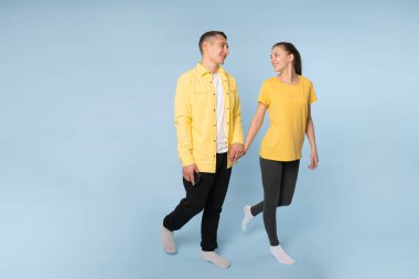 Romantik çiftlerin randevuları olur, el ele tutuşurlar, birbirlerine olumlu bakarlar, destek olurlar, birlikte yürürler.