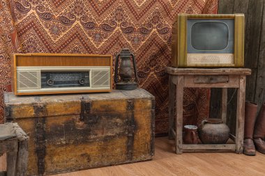 Eski televizyon, gaz lambası ve ahşap kahve masasında retro radyo. Klasik renk tonu biçimi