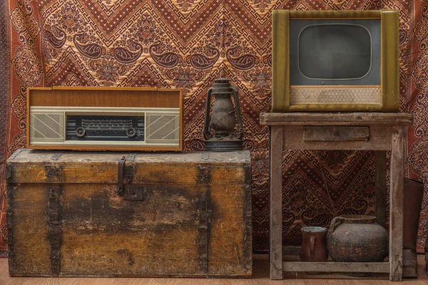 Habitación vintage con radio antigua, lámpara vintage antigua y retro tv sobre papel pintado obsoleto —  Fotos de Stock
