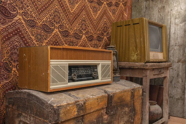 Diseño de sala de estar retro con televisión antigua, maleta de madera retro y radio —  Fotos de Stock