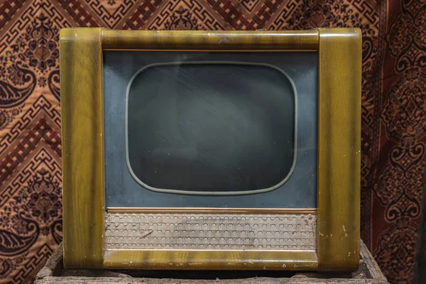古色古香的褐色电视机，有椭圆形的屏风，坐落在复古墙前 — 图库照片