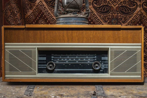 Retro radiowy odbiornik z niebieskim światłem na drewnianym stole około 1950 przednia ściana retro tła. Słuchaj muzyki koncepcja — Zdjęcie stockowe