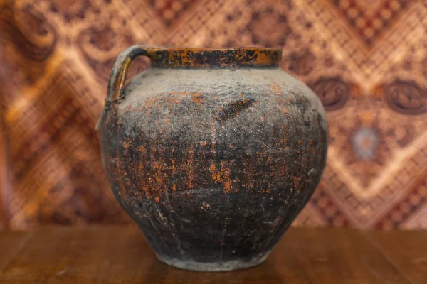 一张陈旧不堪的木桌上的空陶土花瓶的照片 — 图库照片