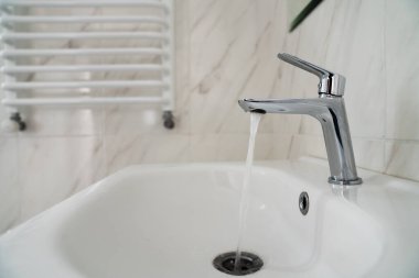 Musluktan lavaboyla akan su. Su akmıyor. Su sıkıntısı.