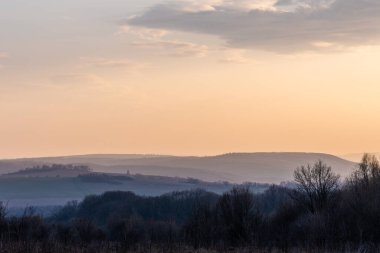 Ormanlı ve bulutlu güzel koyu mavi dağ manzarası