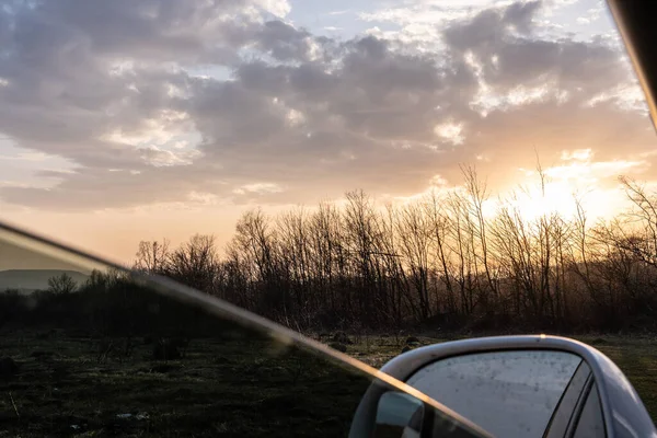 Belo pôr do sol atrás da floresta de outono, céu com nuvens — Fotografia de Stock