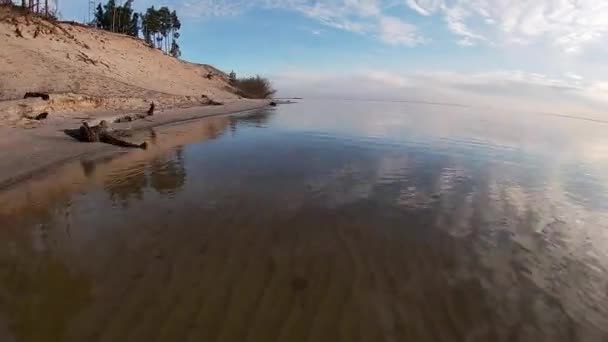 Beau lac entouré d'une forêt de conifères. Journée ensoleillée d'été. Eau claire 