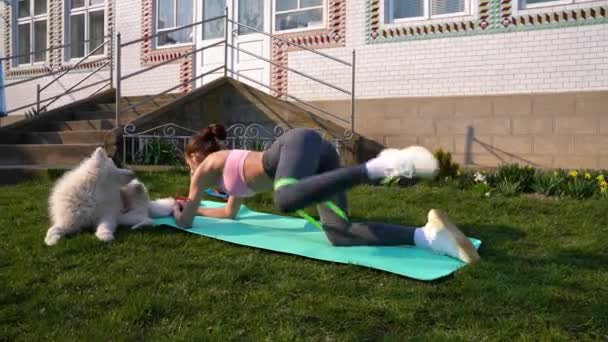 Femme faisant des exercices de remise en forme avec bande de résistance élastique. Jeunes jambes d'entraînement féminines avec élastique. Fille faisant des jambes séance d'entraînement à l'extérieur . — Video