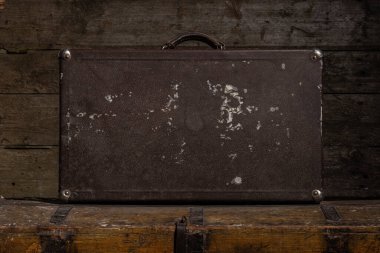 Eski klasik seyahat deri bavulu. Seyahat bagajı konsepti. Klasik biçimli filtrelenmiş fotoğraf