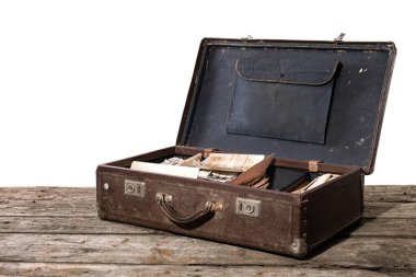 Beyaz arkaplanda eski fotoğrafların olduğu klasik kahverengi bavulu aç