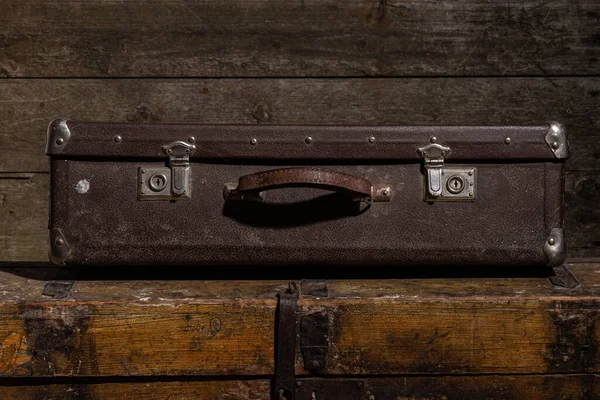 Malas antigas contra fundo de parede de madeira ou textura — Fotografia de Stock