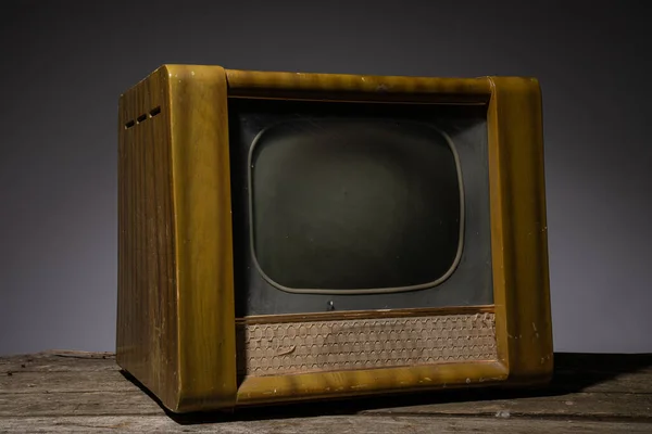 旧棕色木制电视机的图像，在灰色背景下隔离的侧视图. — 图库照片