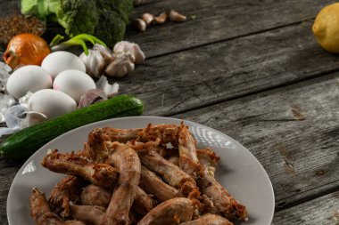 Doğal gıda konsepti. Bir tabak kızarmış tavuk budu, salatalık, beyaz yumurta ve sebze.