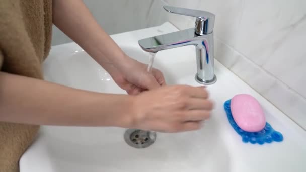 Крупный план Iew молодой женщины моет руки с мылом и водой — стоковое видео