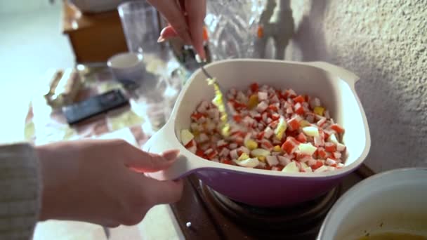 Woman preparing salad in the kitchen. Female making food — Stock Video