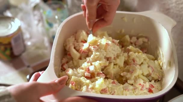 Молодая девушка в делает подходящий завтрак и перемешивает салат — стоковое видео