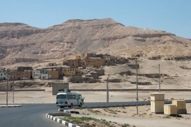 Luxor, Mısır - 29.03.2020: Şehir genelinde seyahat etmek için şehir otobüsü