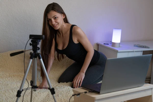 Influencer Young girl blogger está trabajando en el portátil. Mujer grabación de vídeo blog y trabaja en PC . —  Fotos de Stock