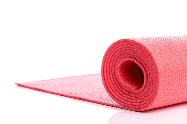 Beyaz arkaplanda izole edilmiş egzersiz için kırmızı yoga minderi — Stok fotoğraf