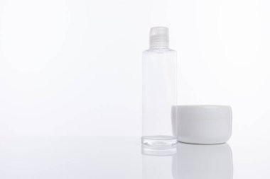 Boş plastik kavanoz, şişe kozmetik, beyaz arka planda izole edilmiş losyon ambalajı