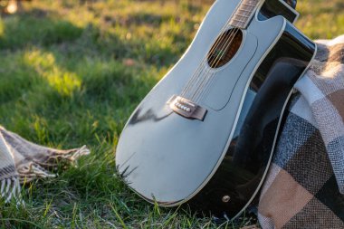 Akustik gitar doğası, müzik ve doğa kavramının yakın plan fotoğrafı.