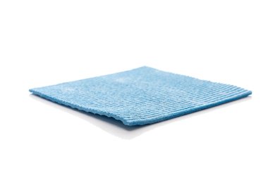 Mavi yeni mutfak temizleme bezi beyaz izole arka planda.