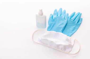 Antivirüs malzemeleri: çeşitli filtrelenen güvenlik maskeleri, eller için dezenfektan