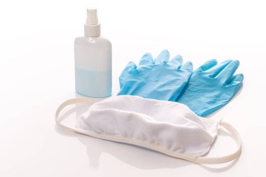 Tek kullanımlık virüsleri korumak için çeşitli filtreli güvenlik maskeleri, eldivenler, beyaz arka plan için dezenfektanlar..