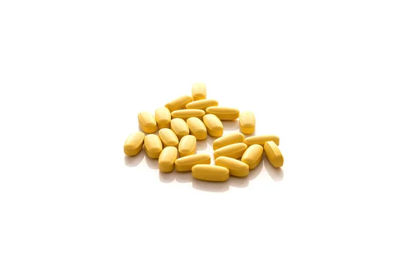 Heap de pílulas amarelas isoladas em fundo branco — Fotografia de Stock