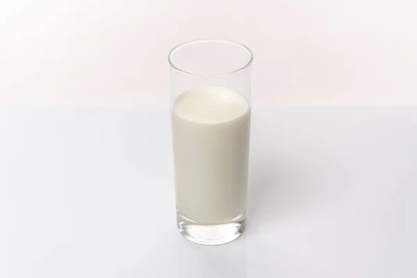 Lait dans un verre isolé sur fond blanc. Produits laitiers riches en protéines — Photo