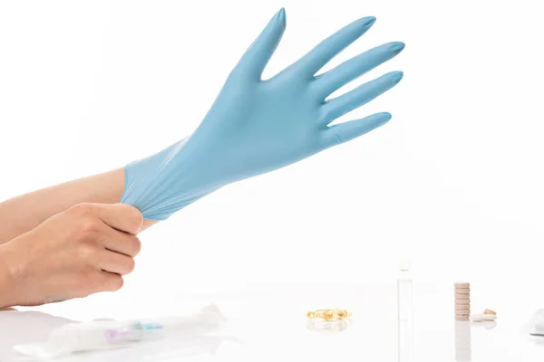 Produkte, die in covid19 Quarantäne sicher bleiben. Weibchen tragen Schutzhandschuh, Tabletten, Spritze im Hintergrund. — Stockfoto