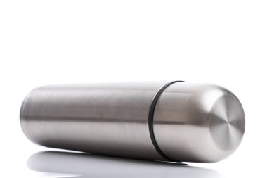 Metal termos beyaz arkaplanda izole edilmiş, gölge yansıtmalı, yakın plan