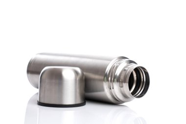 Beyaz arkaplanda izole edilmiş alüminyum bir şişe açıldı.