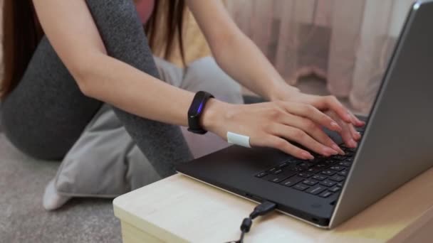 Közelkép női kéz dolgozik, vagy gépel a számítógép notebook otthon — Stock videók