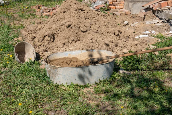 Concime organico per compost e pala nel bagno di metallo — Foto Stock