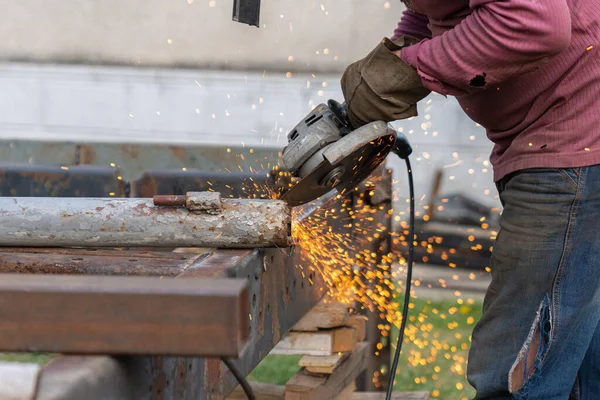 Mecánico profesional está cortando metal de acero con cortador de cuchilla de diamante giratorio —  Fotos de Stock