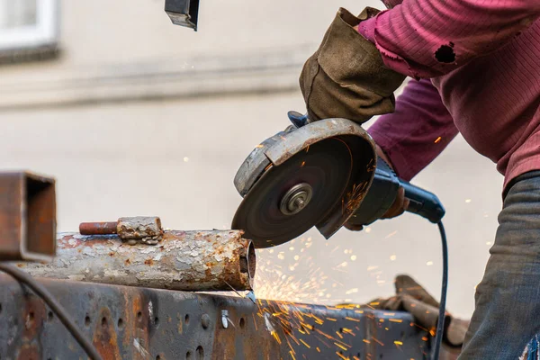 Trabajador industrial de corte y soldadura de metal con muchas chispas afiladas. Trabajador de corte de metal con amoladora . —  Fotos de Stock