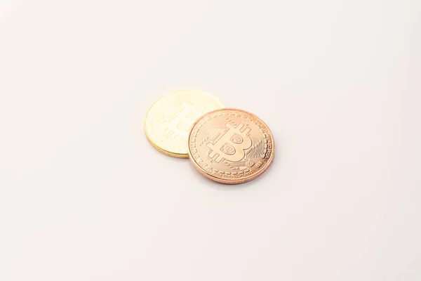 Golden Bitcoins izolované na bílém pozadí, nové virtuální peníze — Stock fotografie